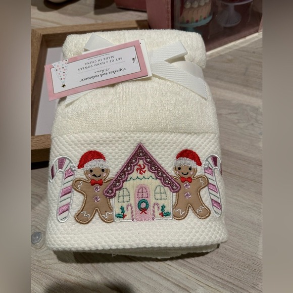 Cupcakes And Cashmere Gingerbread Hand Towels - Picture 5 of 5